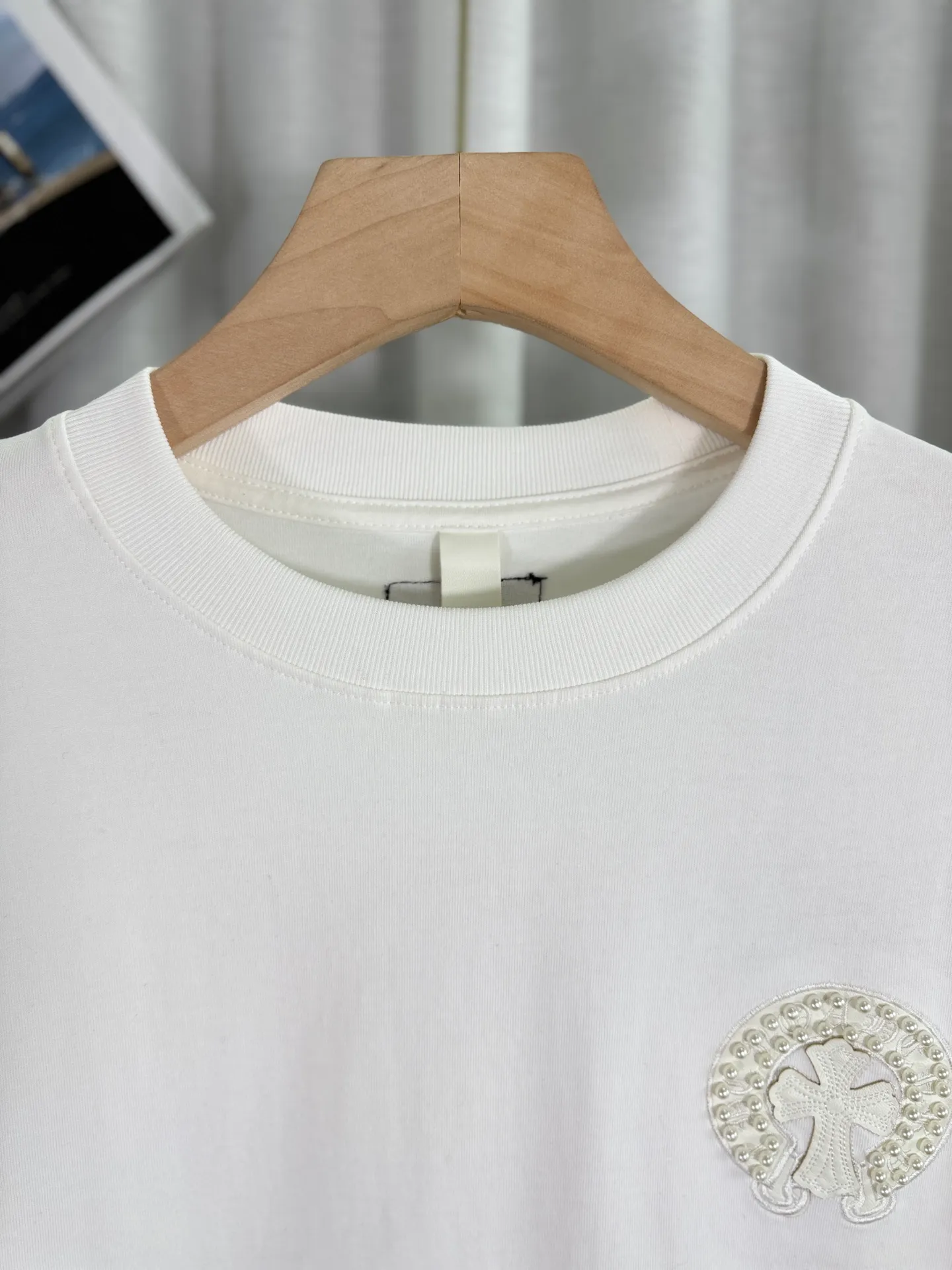 P260 top version, real shot without P, ​​different from market currency) 𝗖𝗵𝗿𝗼𝗺𝗲 𝗛𝗲𝗮𝗿𝘁𝘀/Cro Heart 2025 Autumn and Winter Pearl Compass Casual Long Sleeve 👑The highest version! Customized fabric 320g fabric! Pearl compass, genuine leather cut. Best-selling model at the counter. Very comfortable to wear. Accessories: original molded and authenticated collar label➕100% silk wash label. Genuine purchase-grade original hangtag➕matching hanging rope➕3D hanging beads➕original packaging bag. Craftsmanship: The original version has consistent wiring! The highest version of the armhole matching technique! Color: White Black Size: S M L XL Style No.: 5170